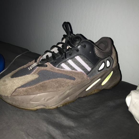 Yeezy 700 - Picture 2 of 3